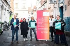 V.l.n.r. Sozialsenator Sven Schindler, Bianca Cavallaro (Blauer Engel), Daniela Lückel (Frauen*notruf), Anne Heynatzky (Frauen*notruf), Johanna Hotanen (SchickSAAL*)
